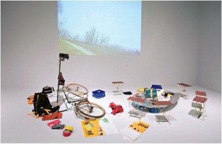 里拉克里特•蒂拉瓦尼拉、《无题》、1994、自行车、铝制桌子、厨房用具、杯子、盘子、录像设备、折叠椅。尺寸不定。
&nbsp; 
