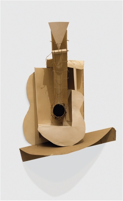 巴勃罗•毕加索，《吉他》（增加了一部分），1912，硬纸板、纸、弦、上色的金属线，76x52x19cm。
