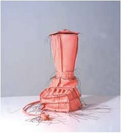 Margarita Cabrera，《粉色搅拌机》（2002），乙烯基塑料、线、金属、电线，14 x 7 x 10"。