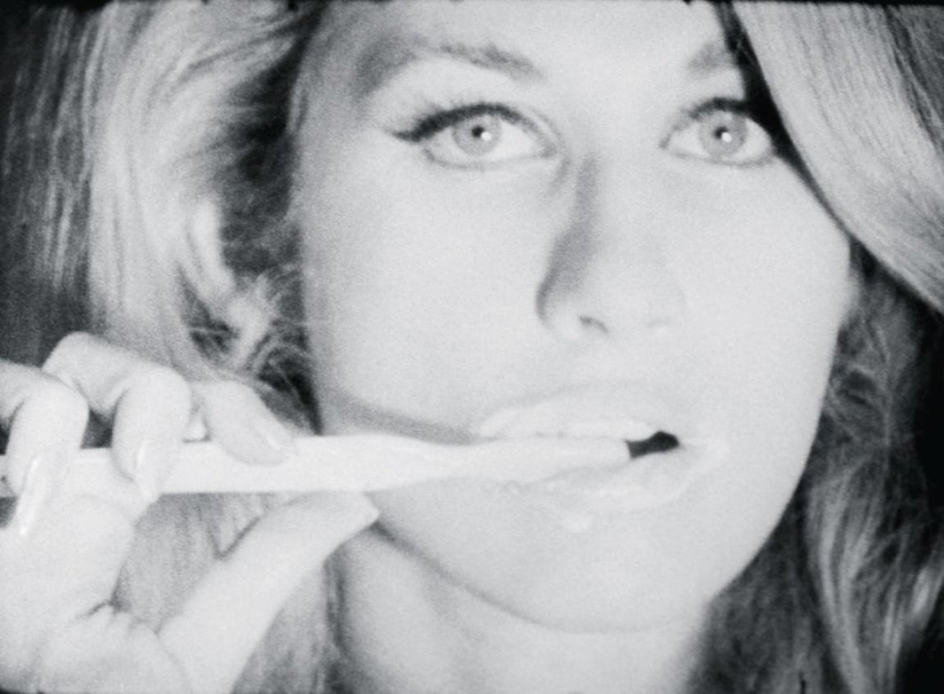 安迪•沃霍尔，《Jane Holzer》（牙刷），1964， 16毫米黑白无声电影，4分24秒，16帧/秒。