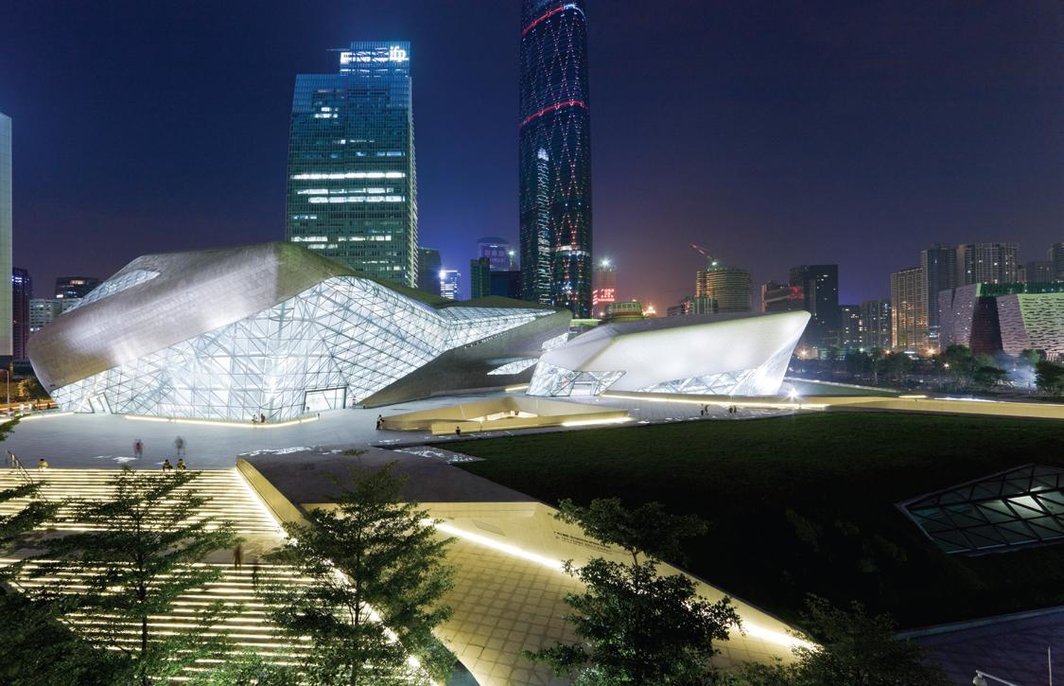 建筑师Zaha Hadid设计的广州大剧院，外景，2003-2010年，中国广州。