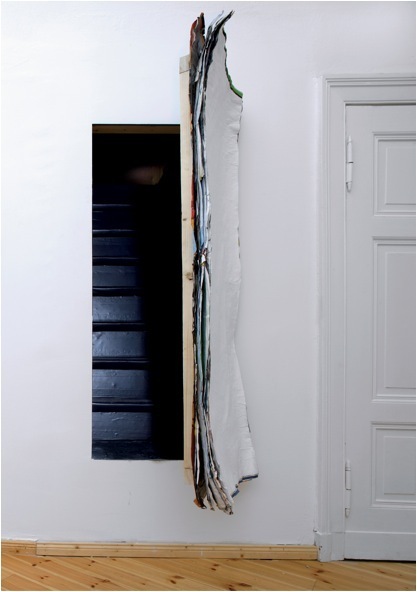 克拉拉•利登，《无题（后室）》，2007年，综合材料，展览现场，柏林Md72，入口。
