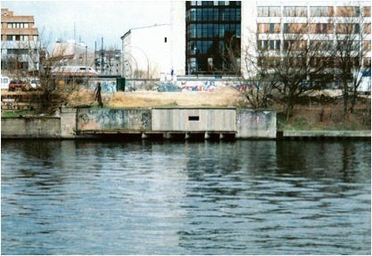 克拉拉•利登，《Hus AB（House Inc.）》，2003年，现成材料，现场照片，柏林斯普里河，外景。
