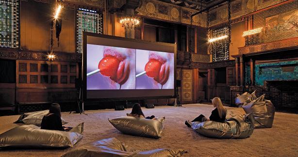苏-德贝尔 ,《鬼魅》，2011, 彩色双频录像, 枕头 地毯 屏幕 装置现场, 纽约军械库。