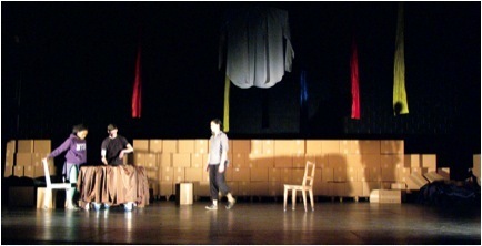 罗伯特•惠特曼，《护照》，2011年，排演现场，蒙特克莱尔州立大学亚历山大•卡瑟尔剧场，2011年2月，彩色录像截屏