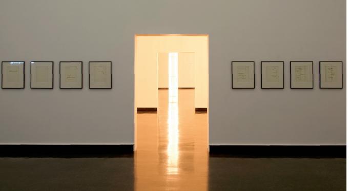 塞里斯-怀恩-埃文斯2011展览现场，挪威Bergen美术馆。前景：《扔出一个骰子绝不会错失一个机会》，2009。后景：S=U=P=E=R=S=T=R=U=C=T=U=R=E，2010.