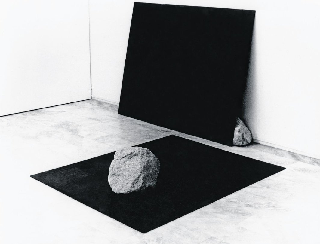 李禹焕，《被关系者》（曾名《现象与知觉》B), 1968–69, 钢、玻璃、石头，装置，李禹焕工作室外，镰仓，日本，1982。 