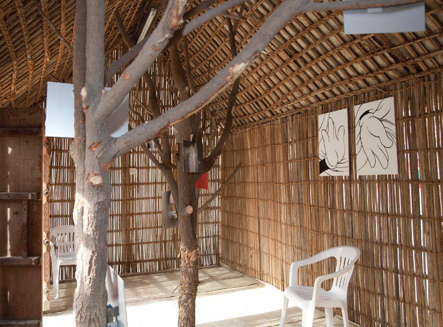 Rosalind Nashashibi, 《新到青年的小屋》，2011, 照片裱于铝板、丙烯涂料于中密度纤维板上、颜料于木上、树、营房，尺寸可调整。
