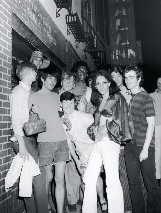 1969年6月，石墙暴乱后，满员的石墙旅馆外。摄影： Fred W. McDarrah/Getty Images。
