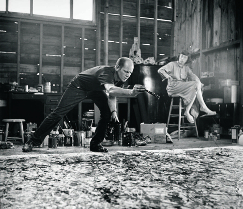 杰克逊·波洛克正在创作《1：31号》，1950年。李·克拉斯纳在一旁观看，纽约，东汉普敦，1950年。摄影：Hans Namuth Ltd.
