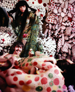 草间弥生在纽约工作室的偶发行为表演及时装秀，1968年。摄影： Bill Baron。

