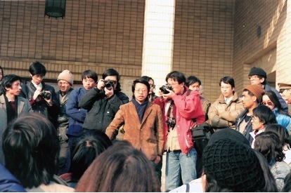 1989年2月5日，“中国现代艺术展”闭关后，高名潞（中间）站在在中国美术馆的门口。