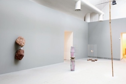  “光国”，2011，中央展馆，威尼斯。左起：Gabriel Kurl, 《三朵停留的云》，2010；Gabriel Kurl, 《颠倒的地平线》，2011；Gabriel Kurl, 《交际图解》，2011；Gabriel Kurl, 《带点的线》，2011。