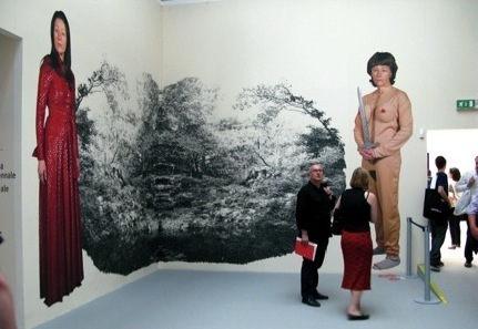 辛迪·舍曼，《无题》，2010，Photo Tex粘性纤维上的色素印刷。装置展，中央展馆，威尼斯，“光国”。