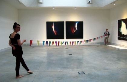 Amalia Pica，《陌生人》，2008。表演展。中央展馆，威尼斯，2011年6月1日，“光国”。 