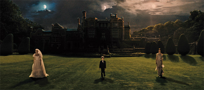 拉斯-冯-提尔（Lars von Trier）的《忧郁症》，2011, 彩色影片剧照35 mm, 130分钟. 贾斯汀 (Kirsten Dunst), 儿子（“Leo”，Cameron Spurr)、与克莱尔 (Charlotte Gainsbourg)。
