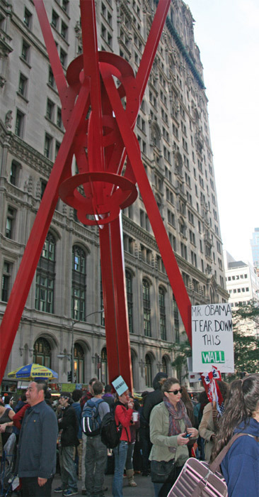 马克•迪苏韦罗的《生命之欢乐》（1998）下面的占领华尔街游行人群, 祖科蒂公园, 纽约, 2011年10月16日。