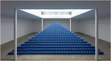 1, 西普里安·加亚尔（Cyprien Gaillard）,《发现的恢复》， 2011， 纸箱、玻璃、金属、啤酒、装置展览现场， KW当代艺术协会，柏林。