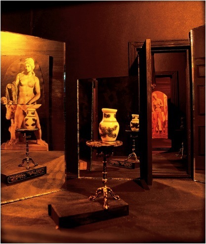 理查德•霍金斯，《疯教授的房子》（局部），2008，木头、拼贴、塑料、照明灯具、桌子，106 x 94 x 94cm。