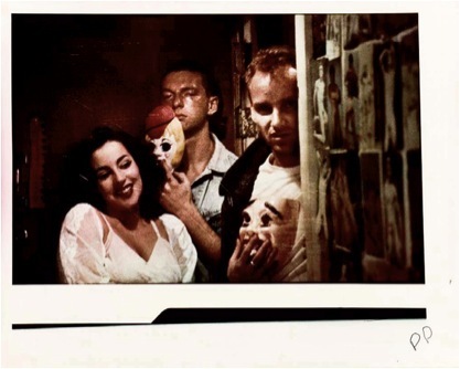 马克·莫里塞，《Nymph-O-Maniac’ Promo Still Spectacular Studios (Pia, Richard, Nathan)》，1984，彩色照片，40.6 x 50.8cm。