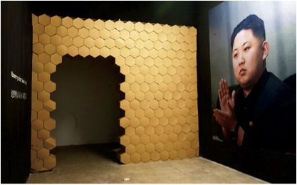“第三方—三位一体之展” 展览现场，2011，北京站台中国。从左至右：李鼐含，《蜂巢》，2011；颜磊，《这里的所有你不认识的人就是艺术》，2010。