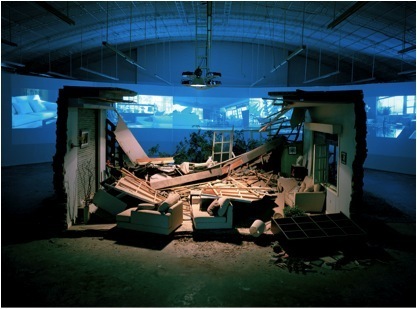 张培力，《阵风》，2008，五屏录像，被毁坏的布景。展览现场，Boers-Li 画廊，2008。