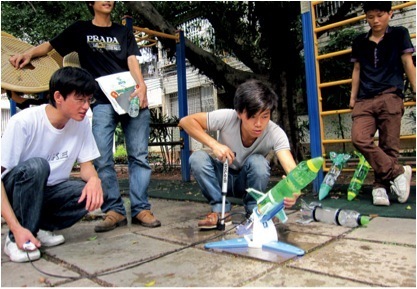 增本泰斗，《蓝红白黄》，2011。行为现场，中国广州观察社，2011。