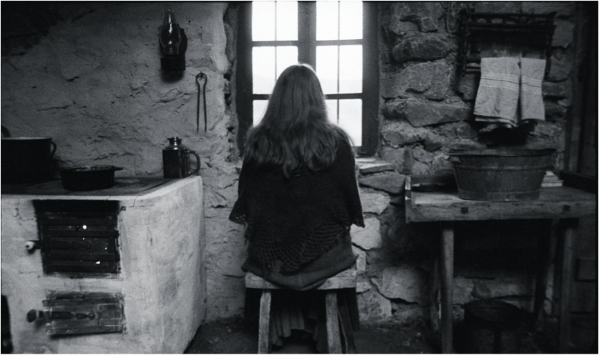 贝拉·塔尔（Béla Tarr）,《都灵之马》 _2011, 黑白35毫米，146分钟，剧照，奥斯多夫的女孩 (Erika Bók)。