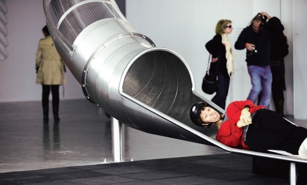 斯滕•霍勒，《无题》（侧面，局部），2011，不锈钢、钢、聚丙烯、帆布垫，装置，纽约新当代艺术博物馆。