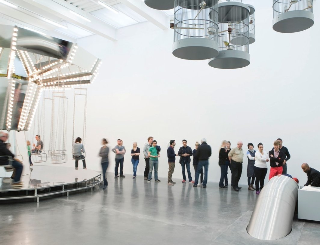 《斯滕•霍勒：体验》展览现场，2011，新当代艺术博物馆，左起：《小型旋转木马》（2005）、《鸣叫的金丝雀在移动》（Singing Canaries Mobile，2009）、《无题》（侧面，2011）。
