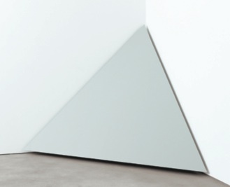 罗伯特•莫里斯《无题》（角落一览），胶合板丙烯，198 x 274 cm. 