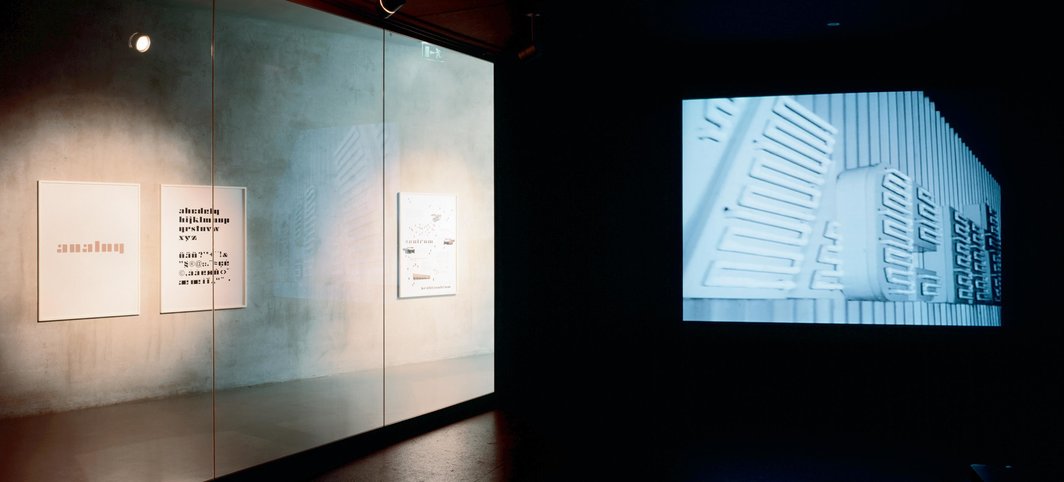“得利特•玛格丽特：类似物，”现场，2006. 莱比锡Galerie für Zeitgenössische Kunst。左起：zentrum, 2004/2006; zentrum (类似物), 2006; zentrum (活字印刷), 2006; zentrum (摄影), 2004.