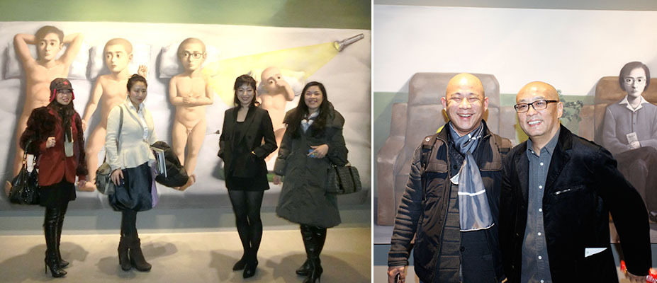 左：艺术家肖歌，保利拍卖张晓明，张晓刚夫人佳佳，艺术家崔岫闻；右：艺术家方力钧和张晓刚。右图由佩斯北京提供。