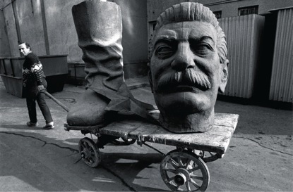 Dismantled statue of Stalin, Budapest, 1990. From Eric Hobsbawm, Behind the Times: The Decline and Fall of the Twentieth-Century Avant-Gardes (Thames and Hudson, 1999). Photo: Ferdinando Scianna/Magnum.