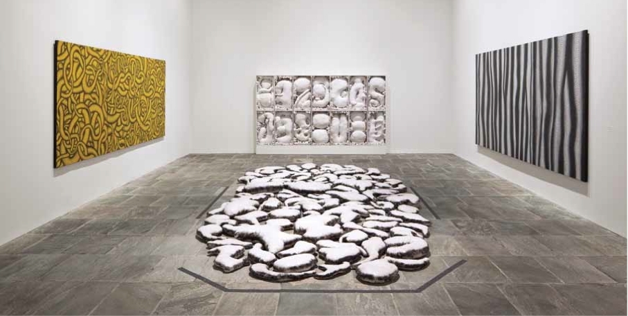 “草间弥生”展览现场，2012年，惠特尼美国艺术博物馆，纽约。前景：《云朵》，1984。背景从左至右：《黄色的树》，1994；《梦中残雪》，1982；《复活的灵魂》，1995。摄影：Sheldan C. Collins。
