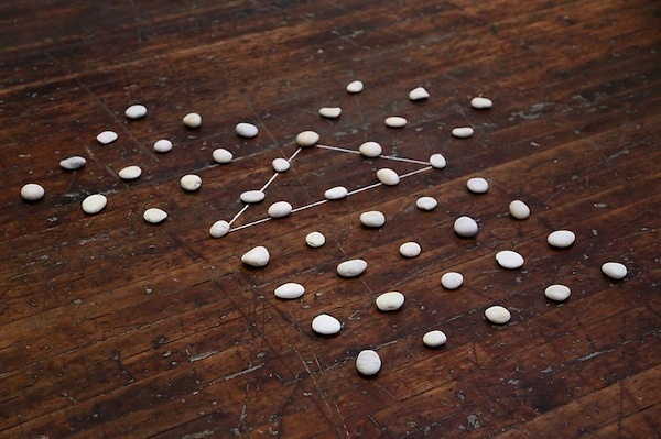 梅尔•博赫纳 、《对毕达哥拉斯定理的冥思》、1972/2013、石头和粉笔,尺寸可变.