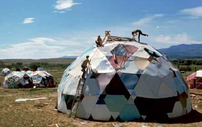 网格穹顶结构，“坠落城”（Drop City），特立达尼，科罗拉多州，1967年。摄影：Carl Iwasaki/Time &amp; Life Pictures/Getty images。