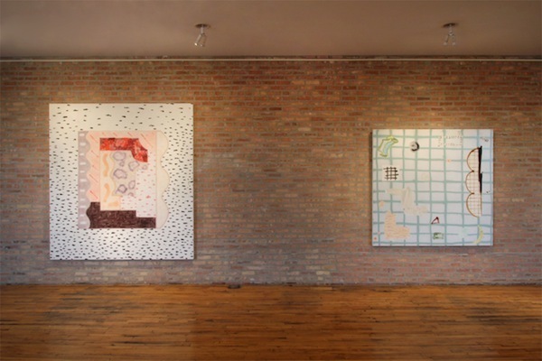 左：瑞贝卡•莫里斯 《无题》(#06-13), 2013，布上油画，87 x 80”. 右：瑞贝卡•莫里斯 《无题》(#09-13), 2013,布上油画和喷绘，67 x 65”。