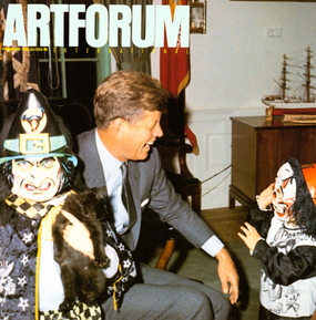 封面：塞西尔·斯托顿（Cecil Stoughton），《白宫椭圆形办公室的万圣节》（局部），1963年，彩色照片。从左至右：扮演女巫的卡罗琳·肯尼迪，约翰·F·肯尼迪总统，扮彼得熊猫的小约翰·肯尼迪。斯托顿时任陆军通信部队上尉，被任命为白宫两名摄影师之一。照片为马萨诸塞州波士顿市约翰·F·肯尼迪图书馆收藏品。