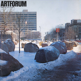 卡尔•安德烈 (Carl Andre)、《石头城雕塑》（局部）、1977，冰砾，整体53 x 290'（康涅迪格Hartford）。