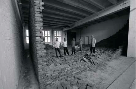 王卫，《临时空间》，2003，砖、灰浆。展览现场，长征空间，北京。
