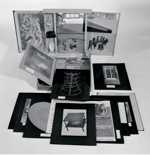 马塞尔·杜尚，《由马塞尔·杜尚或罗丝·瑟拉薇创作或提供（手提箱里的盒子）》，1935–66/1961，纸板做的手提箱，内含杜尚之前作品的迷你复制品、彩色复制图以及照片，关闭后的尺寸：16 x 143⁄4 x 31⁄2".
