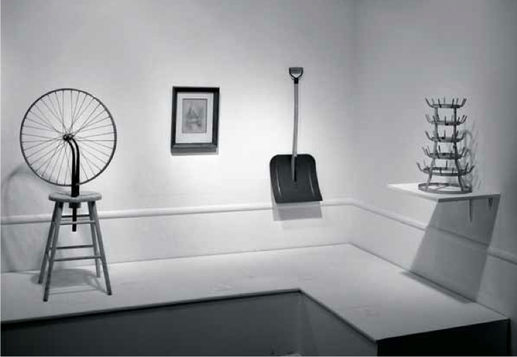 “由马塞尔·杜尚或罗丝·瑟拉薇创作或提供”展览现场，1963*，帕萨迪纳美术馆，洛杉矶. 照片来源：Frank J. Thomas Archives.