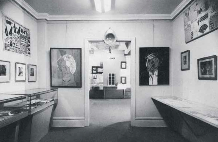 “达达 1916-1923”展览现场，1953，西德尼·贾尼斯画廊，纽约. 中间门上：马塞尔·杜尚，《泉》，1917/1950. 摄影：Oliver Baker.