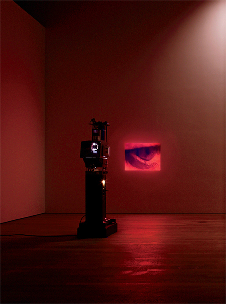 史蒂文·麦奎因, 《夏洛特》，2004，16mm胶片，彩色无声，时长：5分42秒。 展览现场，巴塞尔Schaulager美术馆 2013。摄影：Tom Bisig。