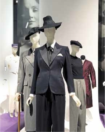 玛琳·黛德丽系列服装，1932–54。纽约时装技术学院博物馆展览现场。摄影：Eileen Costa。