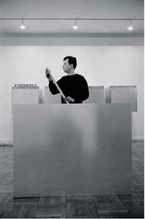 唐纳德·贾德在Leo Castelli画廊布展，纽约，1966. 摄影：Bob Adelman／Corbis.