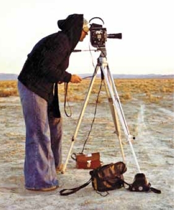 南希・霍尔特正在拍摄影片《太阳隧道》，1978年，犹他州卢辛。摄影：Lee Deffebach。