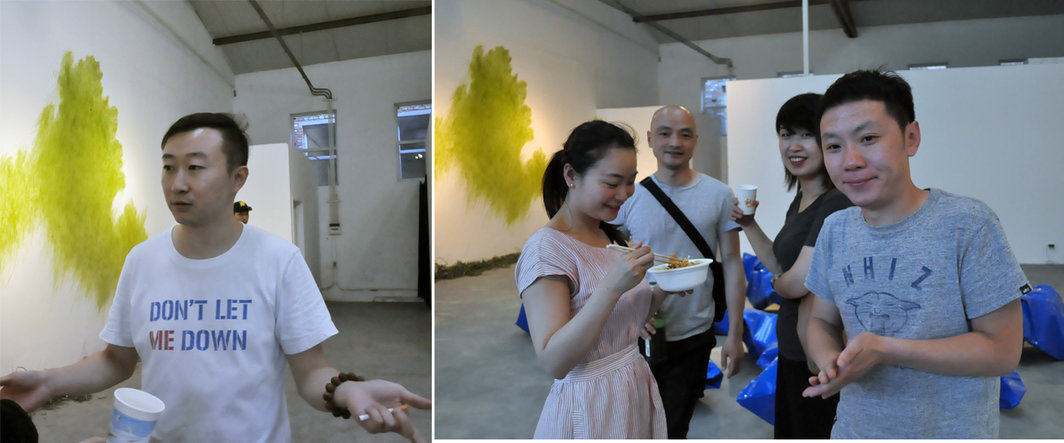 左：艺术家郭鸿蔚；右：佩斯北京的王蓓，艺术家王光乐，北京公社总监吕静静与艺术家徐渠.