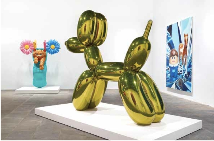 杰夫・昆斯回顾展现场，2014，惠特尼美国艺术博物馆，纽约。左起：《洗衣袋里的猫（青绿色）》，1994–2001；《气球狗（黄色）》，1994–2000；《男孩与小马》，1995–2008。以上作品均来自“庆祝”系列，1994–。摄影：Ronald Amstutz。